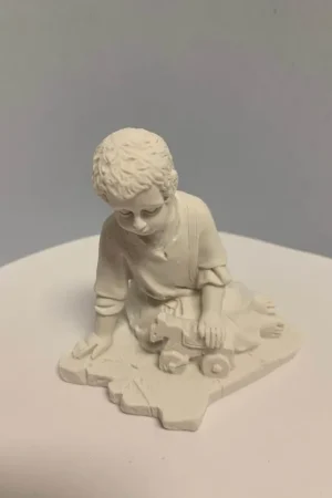 Certificado MARMOLINA, NIÑO SENTADO CON JUGUETE 8 CM