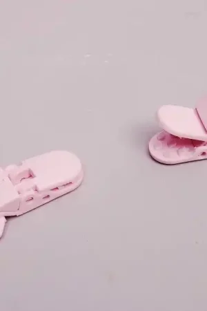 PINZA CHUPETERO PLÁSTICO ROSA 2,4x4,2 CM Ordena Ya