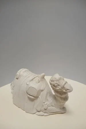 ESCAYOLA, CAMELLO SENTADO 8x14 CM Últimas Unidades