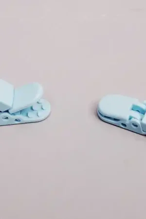 PINZA CHUPETERO PLÁSTICO CELESTE 2,4x4,2 CM Devolución Gratuita