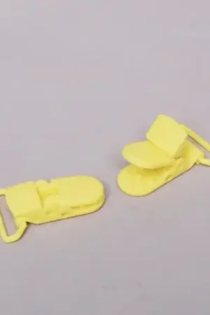 Novedad PINZA CHUPETERO PLÁSTICO AMARILLO 2,4x4,2 CM