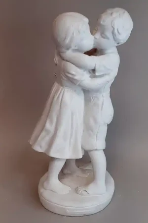 Máxima Calidad NIÑOS BESÁNDOSE FIGURA DE ESCAYOLA 31CM